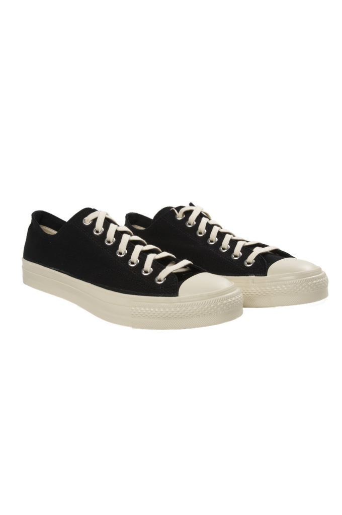 br_blk_sneakers_01-680x1025.jpg