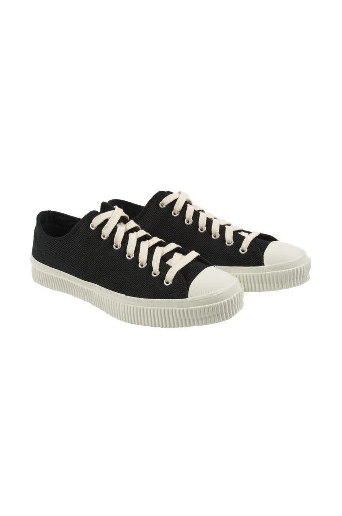 ih_sneaker_blk_01-680x1025.jpg