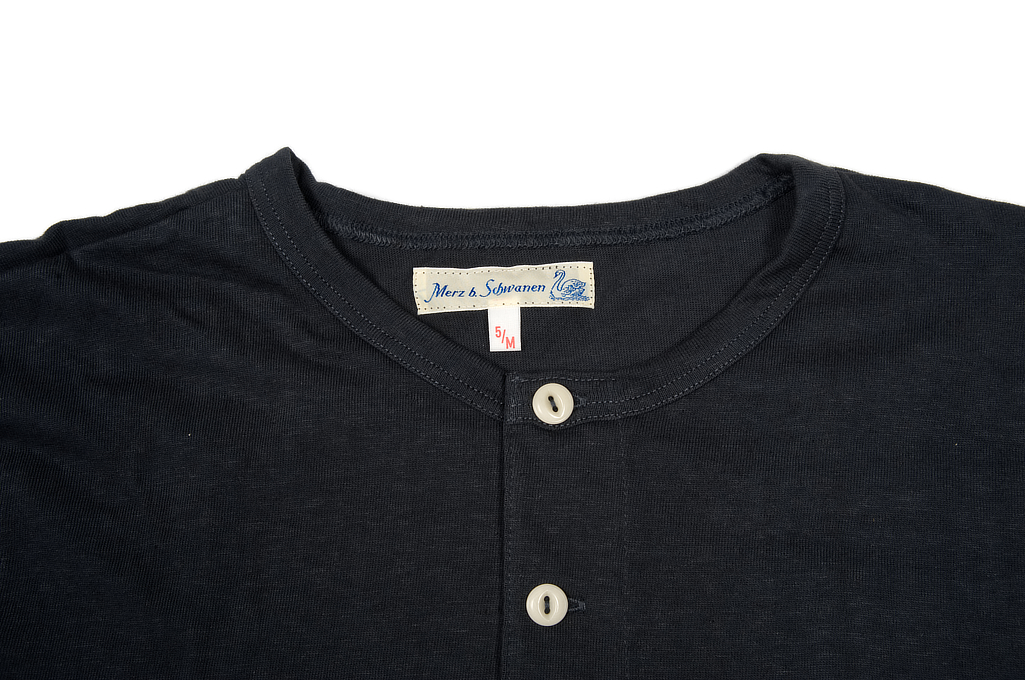 merz_hemp_henley_navy_03-1025x680.jpg